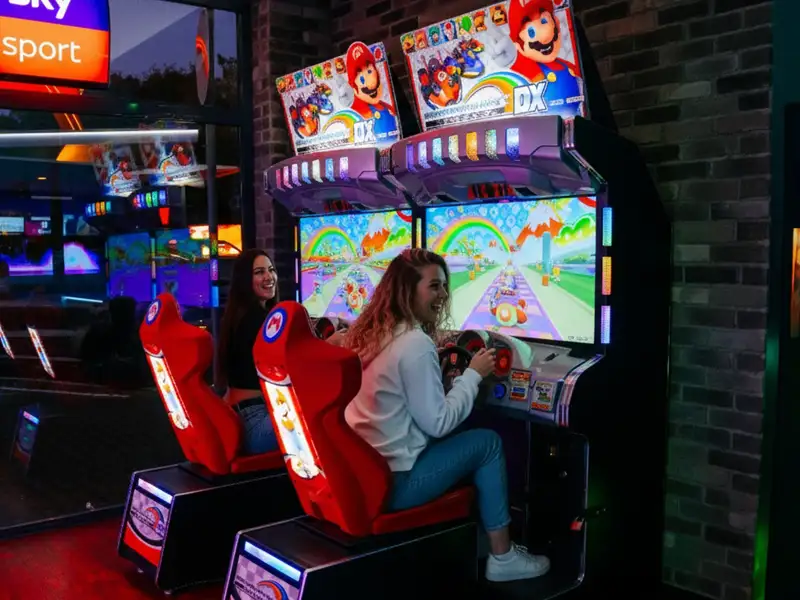 Zwei Rennsimulatoren