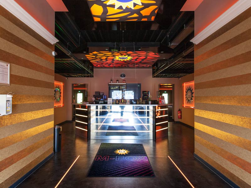 Blacky's Playhouse Ambiente
