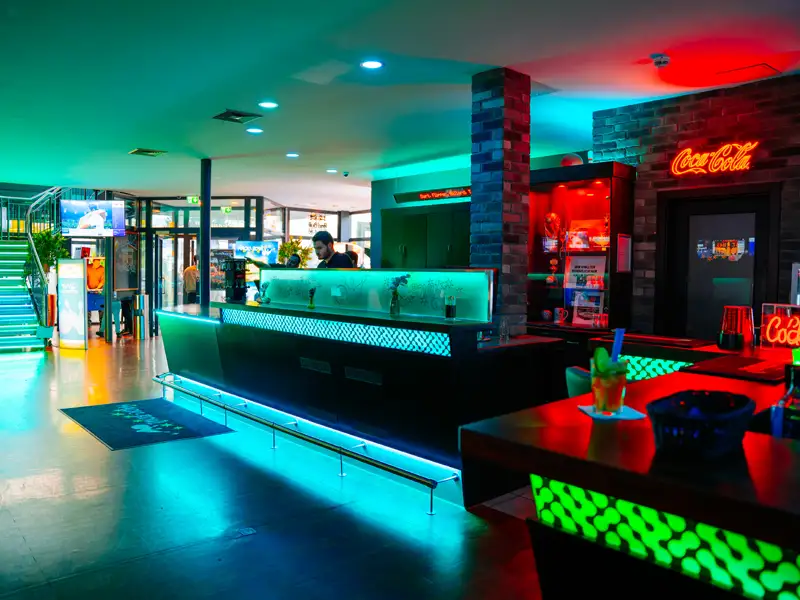 Innenansicht des Magic-Bowl Centers mit Lounge-Bereich