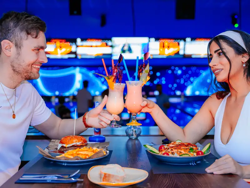 Gäste spielen Billard im Magic-Bowl