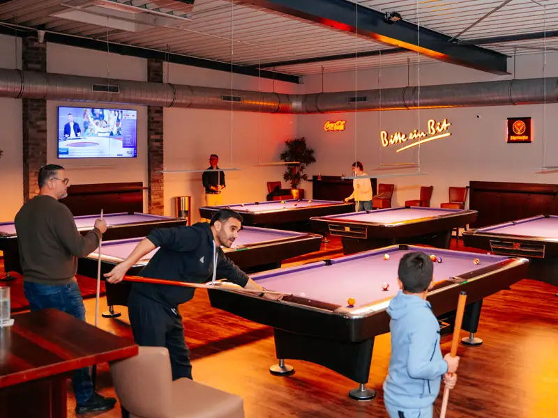 Billard spielen im Magic-Bowl